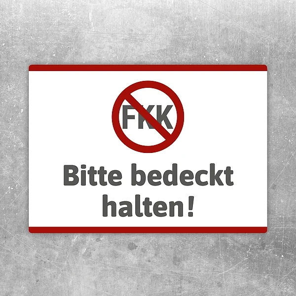 Aufkleber mit durchgestrichenem FKK-Symbol und dem Text Bitte bedeckt halten.