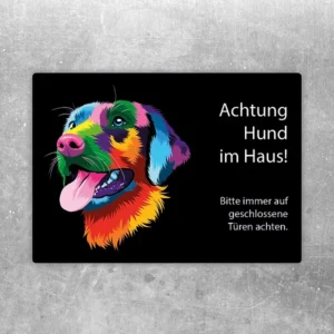 Aufkleber mit buntem Labrador und dem Hinweis Achtung Hund im Haus für Türen und Eingangsbereiche.
