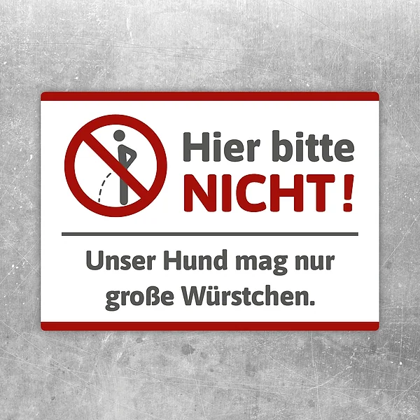 Aufkleber mit Verbotssymbol und Text: Hier bitte nicht pinkeln, unser Hund mag nur große Würstchen.