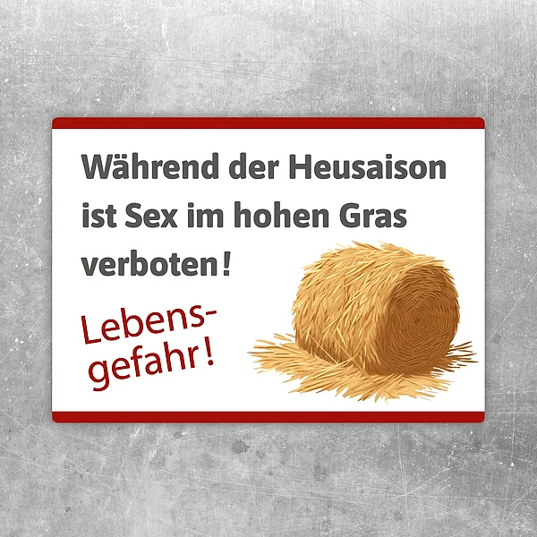 Aufkleber mit der Aufschrift Sex im hohen Gras verboten – Lebensgefahr für Wiesen und Heubereiche.