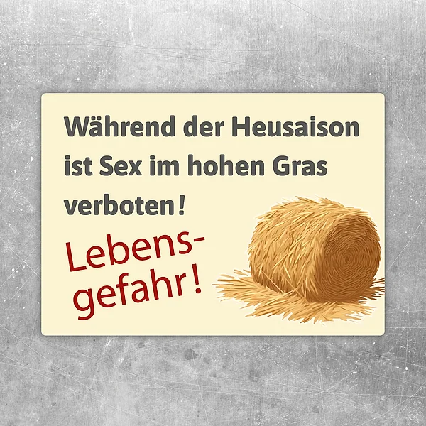 Aufkleber mit dem Hinweis „Sex im hohen Gras verboten“ und deutlicher Lebensgefahr-Warnung.