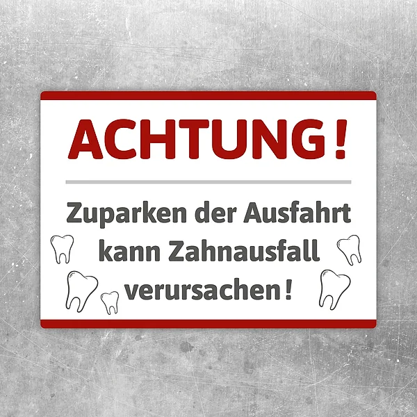 Aufkleber mit Warntext gegen das Zuparken der Ausfahrt und Zahn-Motiv.