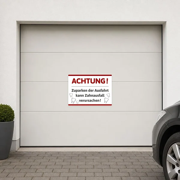 Hinweisaufkleber für die Einfahrt mit dem Text: Zuparken der Ausfahrt kann Zahnausfall verursachen.
