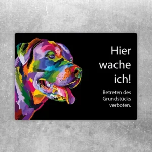 Aufkleber mit farbigem Rottweiler und dem Text Hier wache ich für einen deutlichen Hinweis.