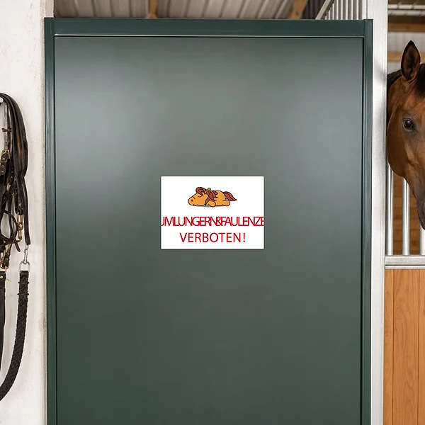 Humorvoller Aufkleber mit Pferd und roter Verbotsbotschaft für Stall und Reitbereich.