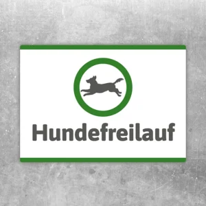 Aufkleber mit Hundesymbol und dem Hinweis Hundefreilauf für gekennzeichnete Hundebereiche.