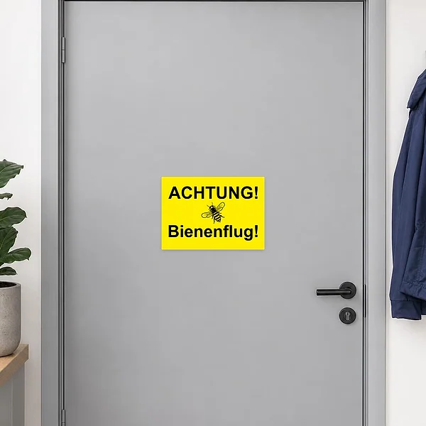 Gelber Warnaufkleber Achtung Bienenflug für Eingänge, Garten und Imkerei-Bereiche.
