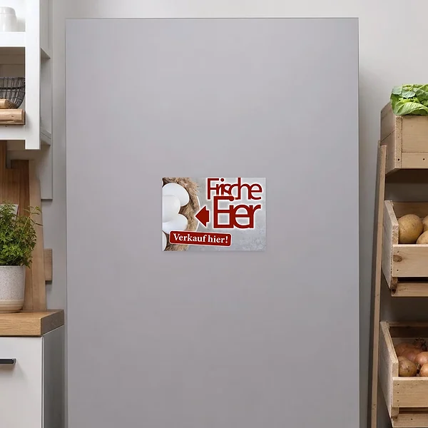 Hinweisaufkleber für frische Eier mit Verkauf-hier-Text und linkem Pfeil am Hofverkauf.
