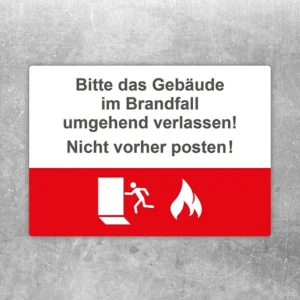 Aufkleber mit dem Hinweis, bei Feuer das Gebäude zu verlassen, bevor etwas gepostet wird.