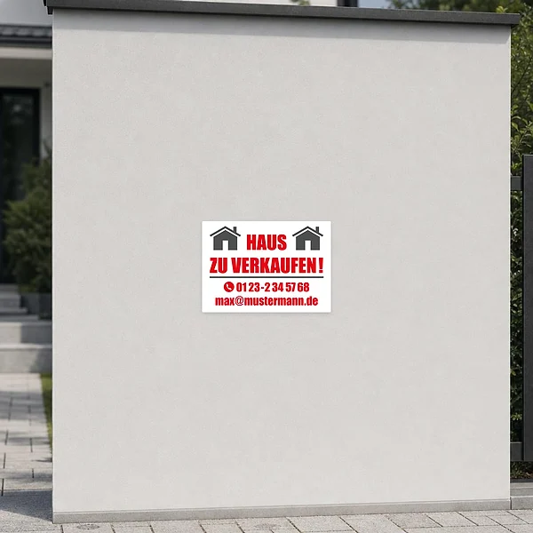 Aufkleber mit der Aufschrift Haus zu verkaufen für die sichtbare Immobilienvermarktung am Objekt