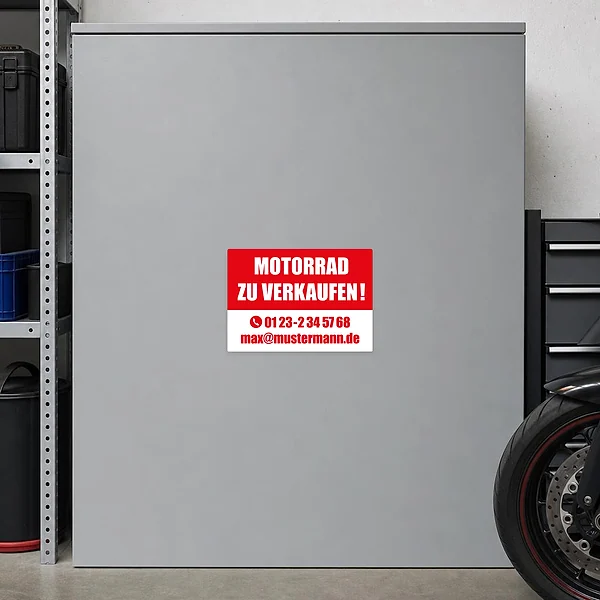 Roter Aufkleber Motorrad zu verkaufen als klarer Hinweis für ein angebotenes Zweirad.