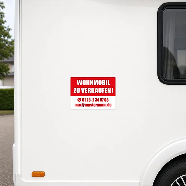 Querformatiger Aufkleber „Wohnmobil zu verkaufen“ mit Platz für Kontaktdaten am Fahrzeug.