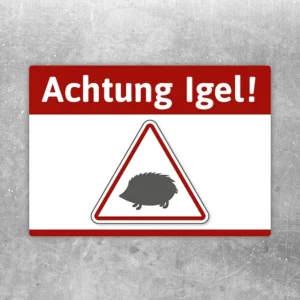 Aufkleber mit der Aufschrift Achtung Igel und einem Igel-Symbol als klarer Hinweis.