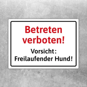 Aufkleber mit der Warnung Betreten verboten und Hinweis auf einen freilaufenden Hund.
