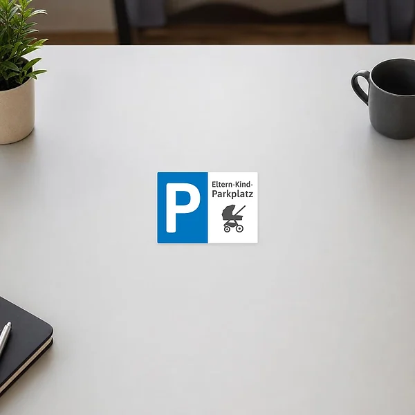 Querformatiger Aufkleber mit blauem Parksymbol, Text Eltern-Kind-Parkplatz und Kinderwagen-Motiv
