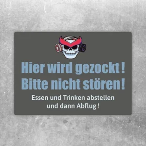 Aufkleber mit Gaming-Schädel und dem Text Hier wird gezockt, bitte nicht stören.