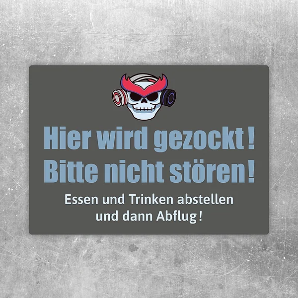 Aufkleber mit Gaming-Schädel und dem Text Hier wird gezockt, bitte nicht stören.