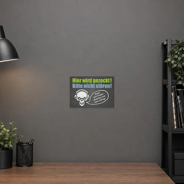 Gamingroom-Aufkleber mit Totenkopf, Headset und der Ansage, dass hier gerade gezockt wird.