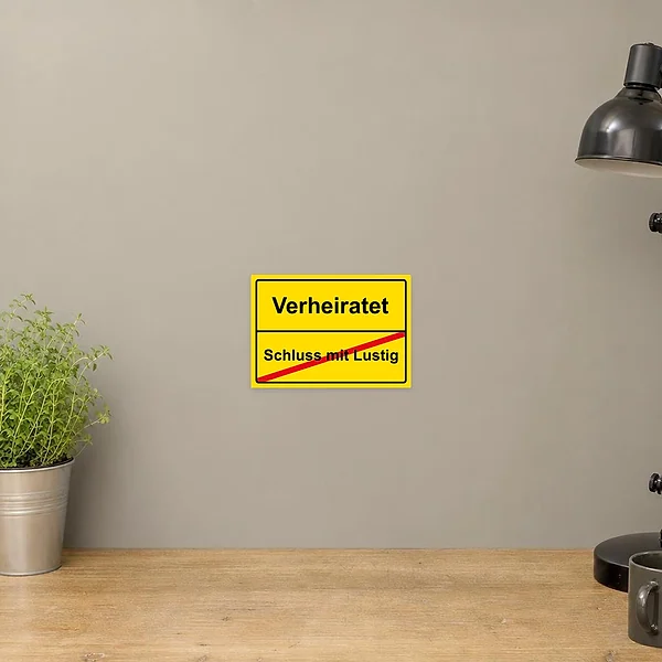 Humorvoller Aufkleber für Verheiratete mit dem Text Schluss mit lustig als Geschenkidee zur Hochzeit.