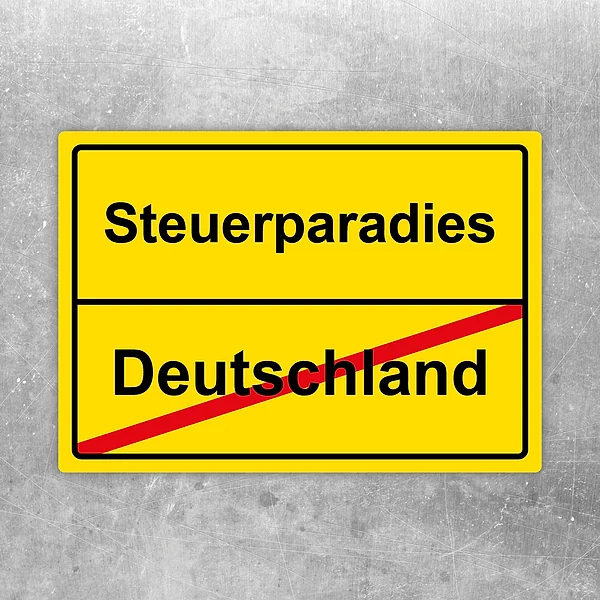 Aufkleber mit dem Motiv Auswandern von Deutschland ins Steuerparadies in gelber, humorvoller Gestaltung.