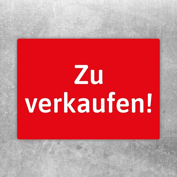 Roter Aufkleber mit dem Schriftzug „Zu verkaufen“ als auffälliger Verkaufs-Hinweis.