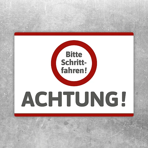 Aufkleber mit Bitte Schrittfahren und großem Achtung-Hinweis für langsame Fahrbereiche