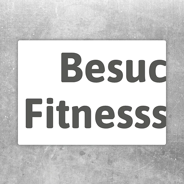 Aufkleber mit Parkplatzschild und Kennzeichenschild für das Fitnessstudio als klare Beschriftung.