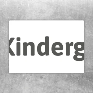 Aufkleber mit Hinweis für den Kindergarten-Parkplatz und klarer Kennzeichnung.