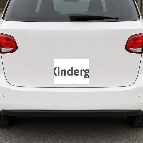 Querformatiger Aufkleber mit dem Motiv Kindergarten Parkplatz zur eindeutigen Kennzeichnung von Stellflächen vor der Kita.