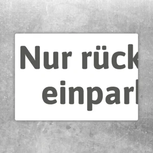 Aufkleber mit dem Hinweis Nur rückwärts einparken für einen Parkplatz.
