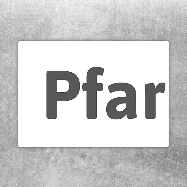 Aufkleber mit der Aufschrift Pfarrer für einen reservierten Parkplatz am Pfarrhaus.