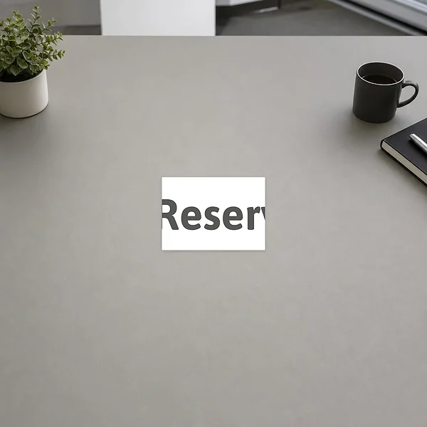 Querformat-Aufkleber für reservierte Parkplätze mit P und Kennzeichen als klare Kennzeichnung.