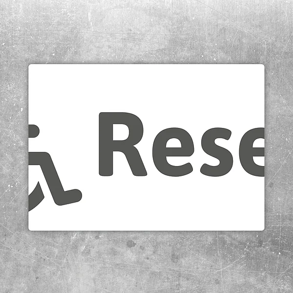 Aufkleber mit Rollstuhl-Symbol und Reserviert-Hinweis für den Behindertenparkplatz.