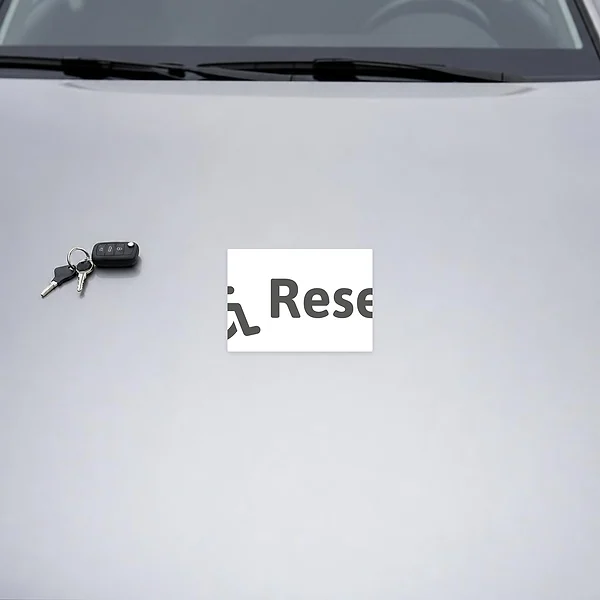 Querformatiger Aufkleber für den Behindertenparkplatz mit Rollstuhl-Symbol und reserviertem Parkplatz.