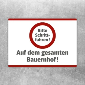 Aufkleber mit der Aufschrift „Bitte Schrittfahren auf dem gesamten Bauernhof“ für Hof und Zufahrt.