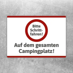 Aufkleber mit dem Hinweis Bitte Schrittfahren auf dem gesamten Campingplatz in klarer, gut lesbarer Gestaltung.