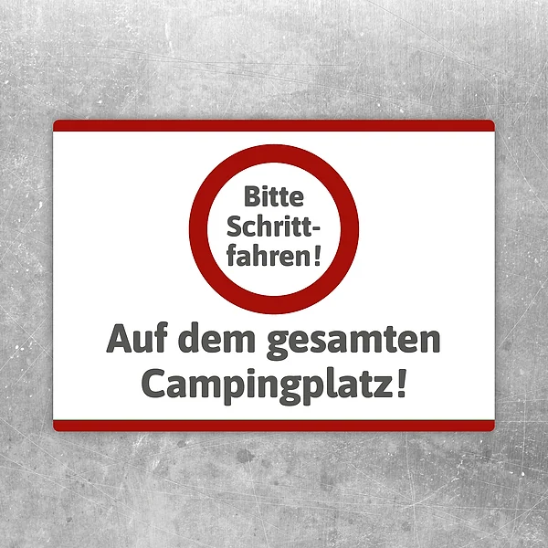 Aufkleber mit dem Hinweis Bitte Schrittfahren auf dem gesamten Campingplatz in klarer, gut lesbarer Gestaltung.