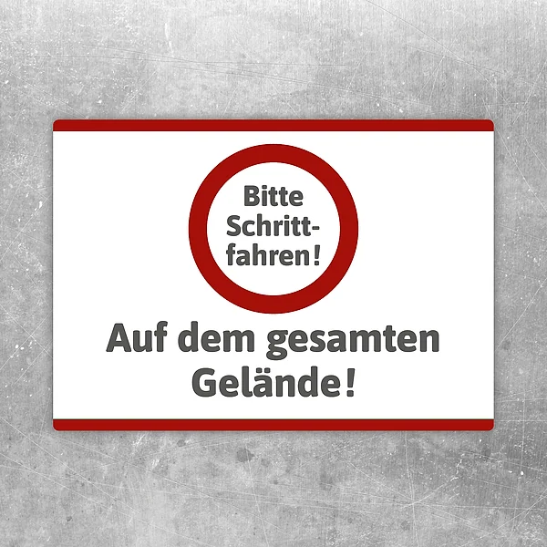 Aufkleber mit dem Hinweis Bitte Schrittfahren auf dem gesamten Gelände für Zufahrten und Betriebshöfe