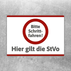 Aufkleber mit rotem Kreis und Text Bitte Schrittfahren, darunter Hier gilt die StVO.