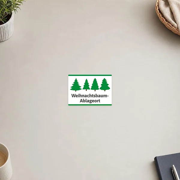 Hinweisaufkleber für Gemeinde und Sammelplatz mit dem Text „Weihnachtsbaum-Ablageort“ und vier Tannen