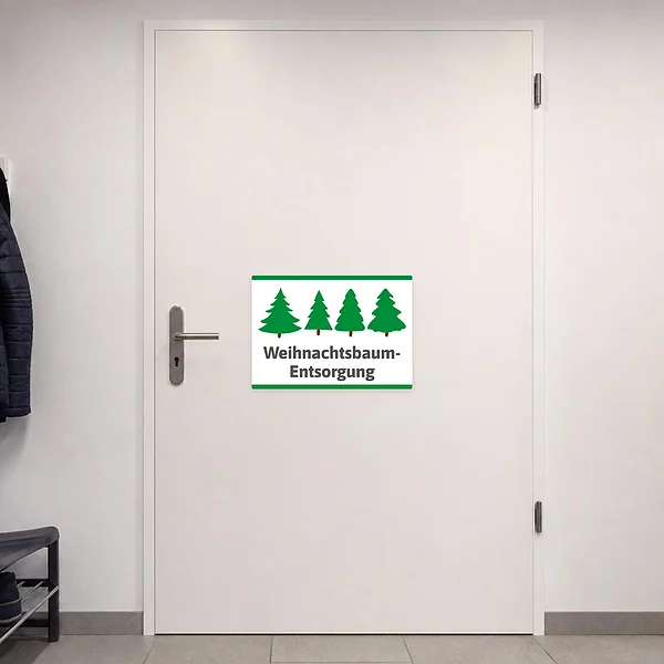 Weihnachtsbaum-Entsorgungsaufkleber mit grünen Tannen als klarer Hinweis für kommunale Sammelstellen.