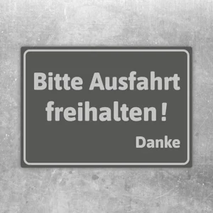 Grauer Aufkleber mit der Aufschrift Bitte Ausfahrt freihalten! Danke für Einfahrten und Hofzufahrten.