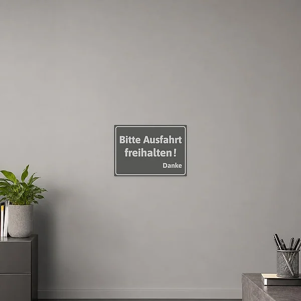 Moderner grauer Hinweisaufkleber Bitte Ausfahrt freihalten! Danke an einer freien Garagenzufahrt.