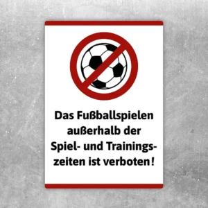 Aufkleber mit rotem Verbotssymbol über einem Fußball und dem Hinweis Fußballspielen verboten.