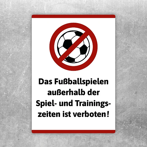 Aufkleber mit rotem Verbotssymbol über einem Fußball und dem Hinweis Fußballspielen verboten.