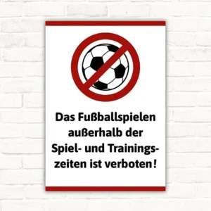 Schild mit rotem Verbotssymbol über einem Fußball und dem Hinweis Fußballspielen verboten.
