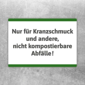 Hinweisaufkleber mit Text für Kranzschmuck und nicht kompostierbare Abfälle am Friedhof.