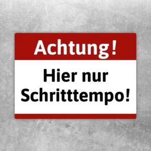 Aufkleber mit dem Text Achtung! Hier nur Schritttempo in Rot, Weiß und Schwarz.