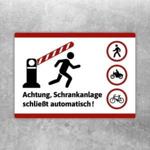 Warnaufkleber mit Schranke und Hinweis, dass die Schrankenanlage automatisch schließt.