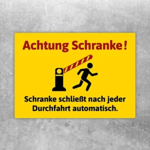 Warnaufkleber mit Text Achtung Schranke und Hinweis, dass die Schranke automatisch schließt.